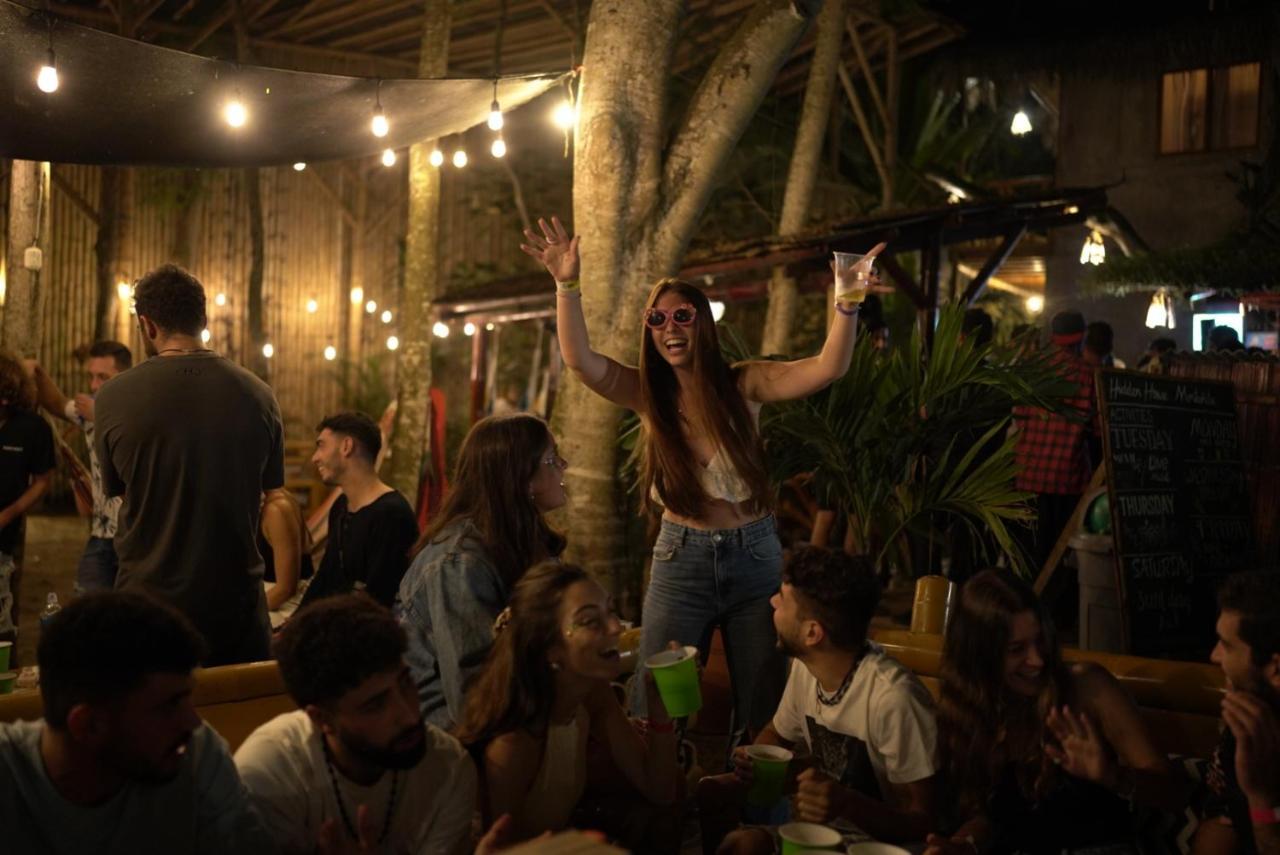 Hidden House Hostel Party Montañita 外观 照片